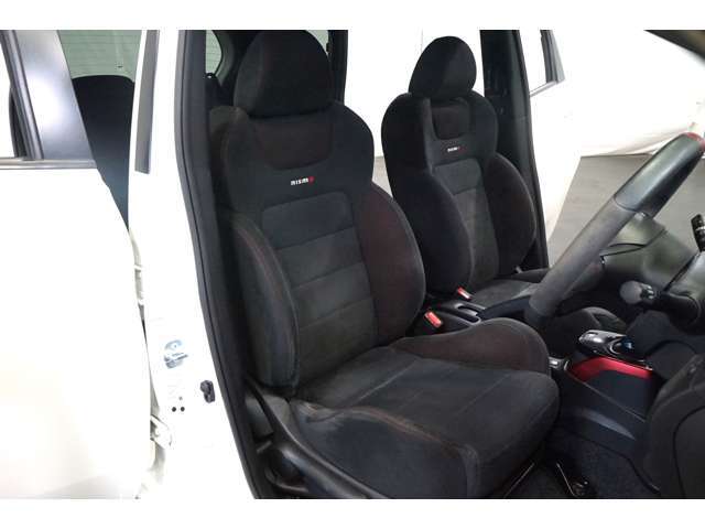 シートカラーはブラックとなっています。車内の大部分を占めるシートデザインは重要ですよね！！センターコンソールにはドリンクホルダーがあります。ドリンクボトルはもちろん、スマホや小物を置くこともできます！