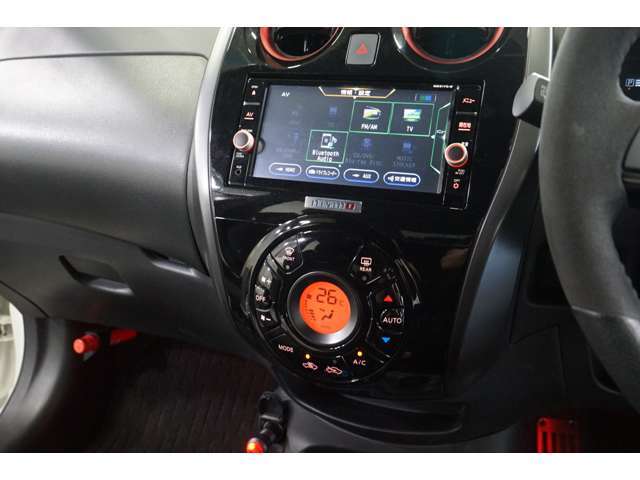 フルセグ/CD/DVD/Bluetooth対応のナビあり◎各種エンタテインメントが快適なドライブをより盛り上げます。オートエアコンを装備しているので設定した温度で車内の温度調整を自動で行ってくれます！