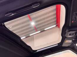 【ガラスルーフ】光や開放感をもたらすガラスルーフが装着！車内が非常に明るく広々とした空間になります！！日差しの強さや車内温度の調整も可能です！