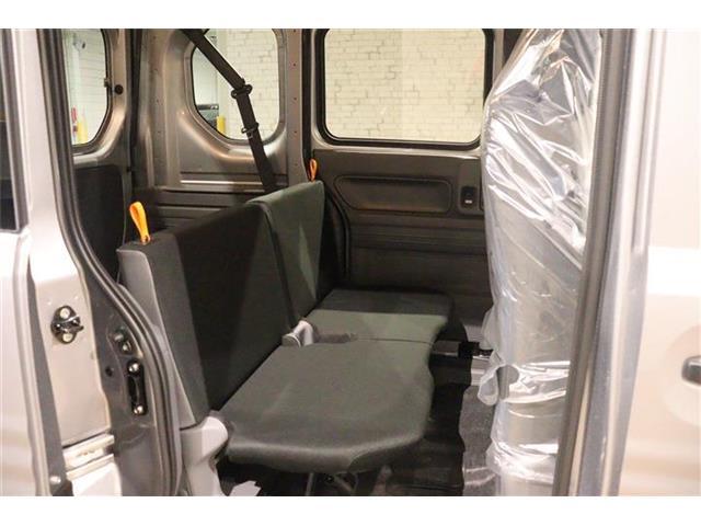 頭上や肩まわりの余裕を確保しながら、大人が乗っても広々。