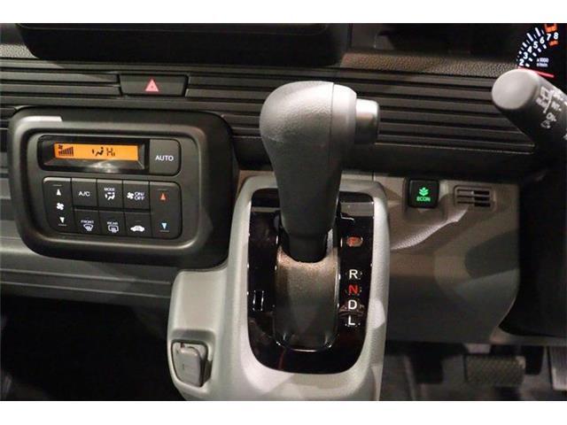 ステアリングホイールからスムーズに持ちかえられるインパネシフトを採用。