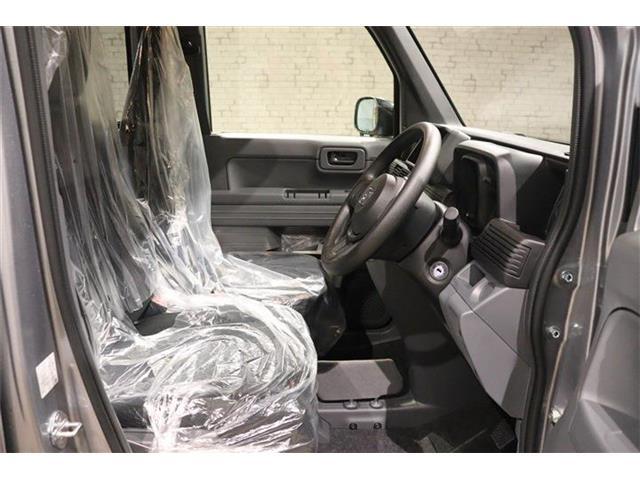 良好な視界とスムーズな乗り降りを実現した運転席。運転席はアイポイントを高くし視界良好です。