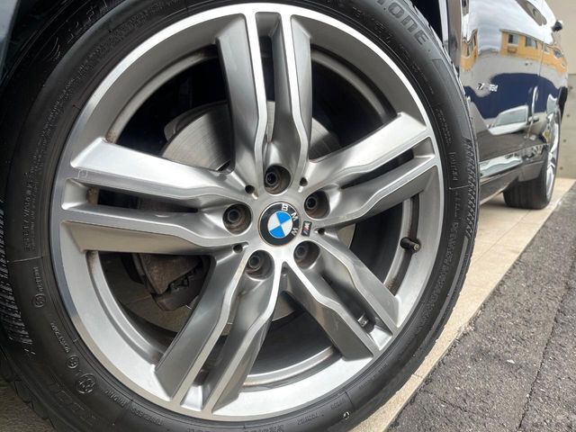 ●純正18インチアルミホイール：輸入車ならではの卓越した走りを支えるホイールと足回りです！日本車の走りに慣れている方にもぜひ体感して頂きたいほど、高いレベルでまとまっています！