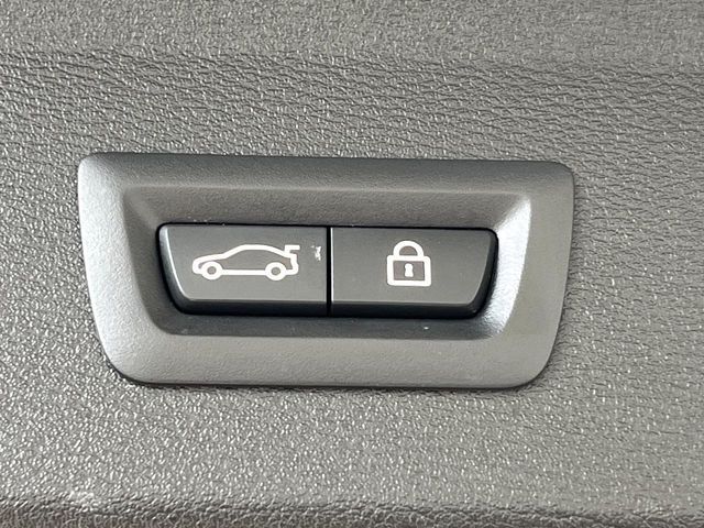●電動リアゲート：ワンタッチでリアゲートの開閉ができ、荷物などで両手が塞がっている状態でも簡単に開閉ができる便利機能です。