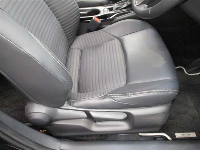 運転席です。座席の上下もできるシートアジャスター付きです。