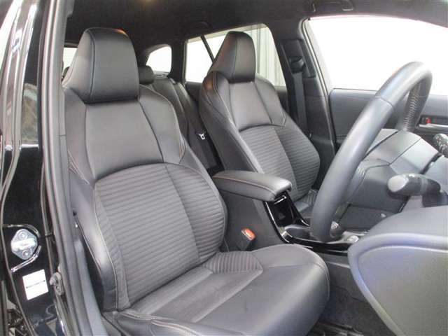 運転席側からの前席ビューです。内装色はブラック系ですので汚れも目立ちにくいです♪