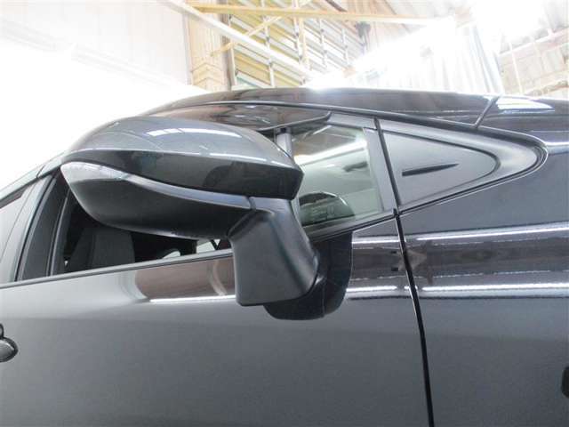 ドアミラーは電動格納機能もあります。駐車する際にこの機能があると大変便利ですね。
