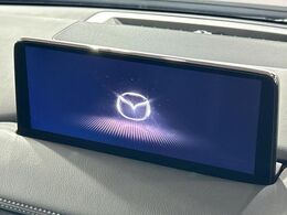 【10.25インチマツダコネクト】車内の雰囲気にマッチした大型ディスプレイ。スマホ接続でのナビ使用やBluetooth再生等、様々な機能が楽しめます。直感的なダイヤル操作が可能で、使い勝手も良好です。