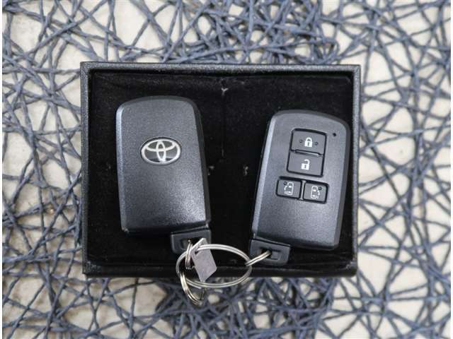 【付属品】プッシュボタンでエンジン始動やスライドドアの開閉が可能なスマートキーが付いています。