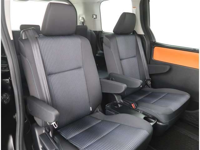 【セカンドシート】キャプテンシートタイプのセカンドシートには、アームレストや可倒式のセンターテーブルが付いています。