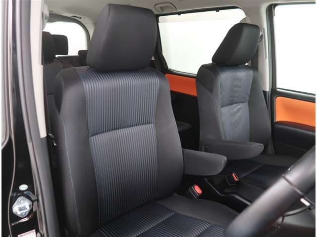 【フロントシート】左右のフロントシートにはアームレストが付いています。