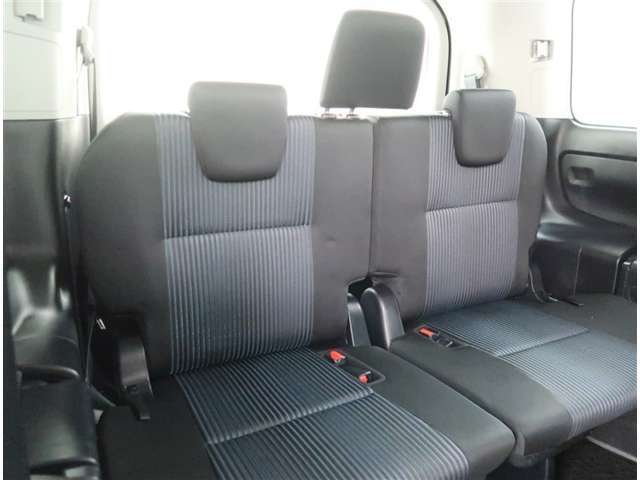 【サードシート】サードシートもリクライニングが可能な3人掛けシートになります。