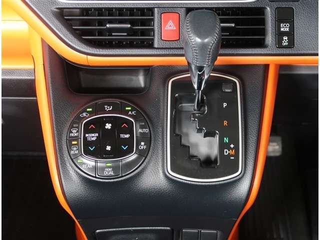 【エアコン】エアコンは左右独立で温度調節が可能なオートエアコンになります。