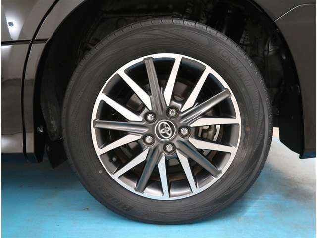 【タイヤ・ホイール】タイヤサイズ205/60R16の純正アルミホイールです。タイヤ溝は約5mmになります。