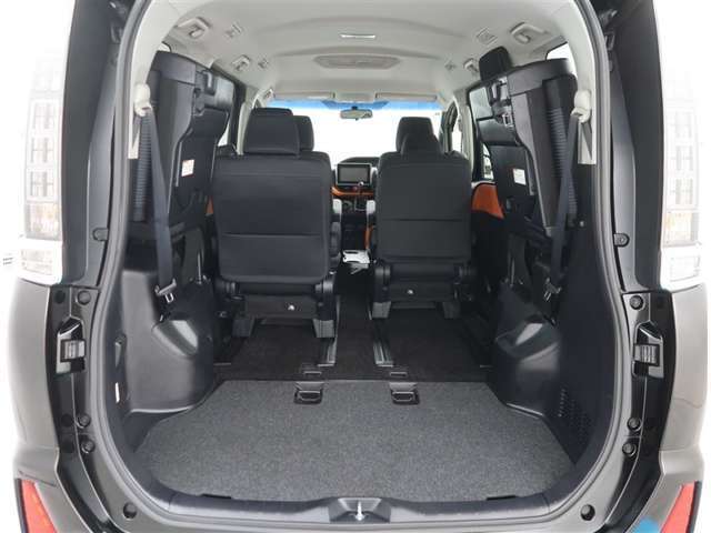 【シートアレンジ】サードシートを跳ね上げると大きなお荷物も積載可能です。