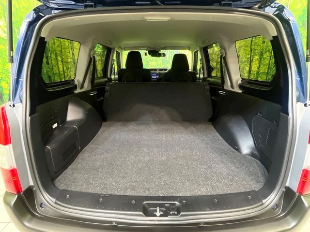 後席を格納すると、これだけの広さが！シーンに合わせたシートアレンジで、大きな荷物も積むことが出来ます♪