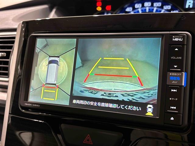 パノラマカメラ連動なので駐車場や狭い路地などでも障害物が確認しやすく、真上からの目線でクルマの周囲が確認できて安心♪