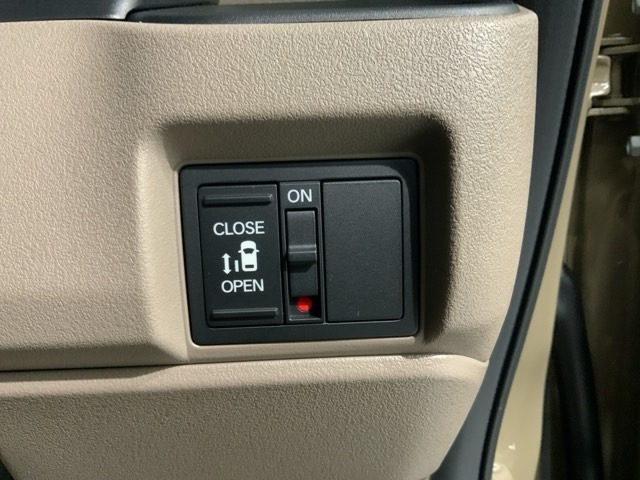 パワースライドドアが付いています。ワンタッチで簡単にお子様でも、お年寄りの方でも、開閉できますからとても便利です。キーレスや車内スイッチでも自動でドアの開閉ができます。