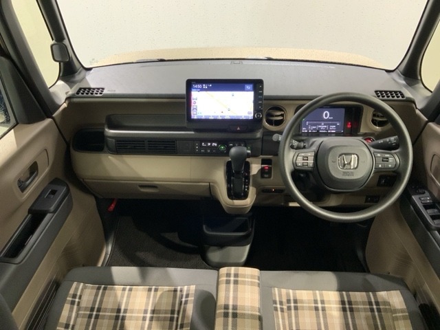 使いやすいレイアウトのダッシュボード周辺です。オートエアコンや小物入れなど嬉しい装備が満載です。