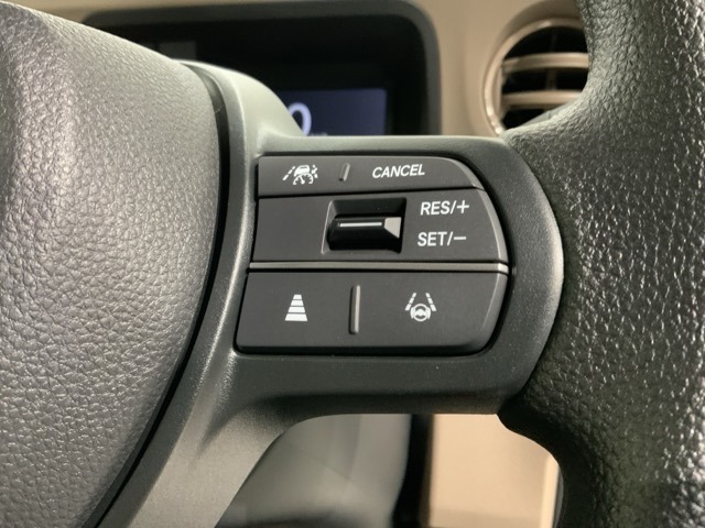 クルーズコントロールを装備しています。高速道路などで一定の速度で走ってくれるので運転が楽ですよ！速度を設定できますので、スピードの出しすぎにも注意できます。