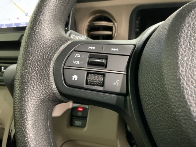 ステアリングにオーディオ操作スイッチが付いています。オーディオ画面に直接タッチしなくても操作が出来ますので、運転に集中できます。