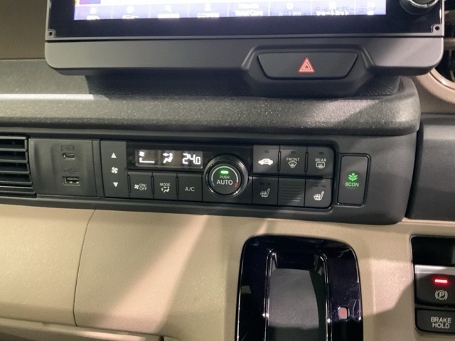 フロント両席にはシートヒーターが付いています！寒い日に便利な装備ですね。