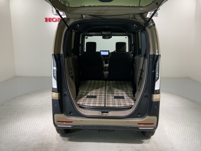 リアシートを倒すと、ラゲッジスペースを広くお使いいただけます！