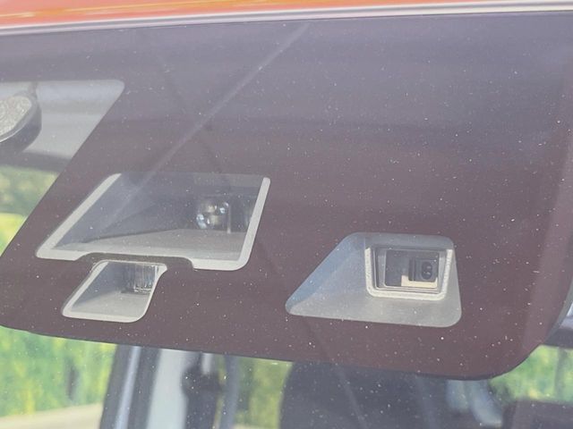 【エマージェンシーブレーキ】走行中に前方の車両等を認識し、衝突しそうな時は警報とブレーキで衝突回避と被害軽減をアシスト。より安全にドライブをお楽しみいただけます。