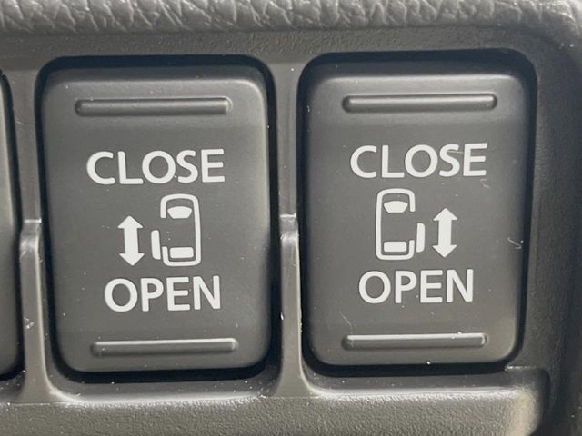 【両側パワースライドドア】スマートキーや運転席のスイッチで後席両側スライドドアの開閉が可能♪電動だから力を入れてドアを開ける必要が無く、小さなお子様でも簡単に開け閉めでき快適です♪