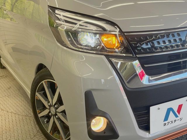 【LEDヘッドライト】悪天候や夜間走行時も良好な視界を確保し安心して運転できる高輝度LEDヘッドライトを装備！点灯速度が早く、消費電力も抑えられています。