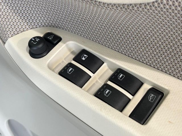 【電動格納ミラー】サイドミラーは電動格納式となっており、狭い駐車場でもキズがつくリスクを抑えられます。