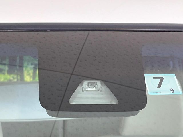 【スマートアシスト】走行中に前方の車両等を認識し、衝突しそうな時は警報とブレーキで衝突回避と被害軽減をアシスト。より安全にドライブをお楽しみいただけます。