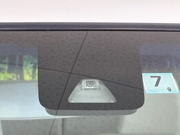 【スマートアシスト】走行中に前方の車両等を認識し、衝突しそうな時は警報とブレーキで衝突回避と被害軽減をアシスト。より安全にドライブをお楽しみいただけます。
