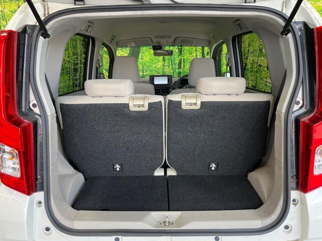 普段のお買い物や通勤、送迎等に十分な荷室スペースを確保しております。セカンドシートを倒すと、大きな荷物の積載も可能です♪