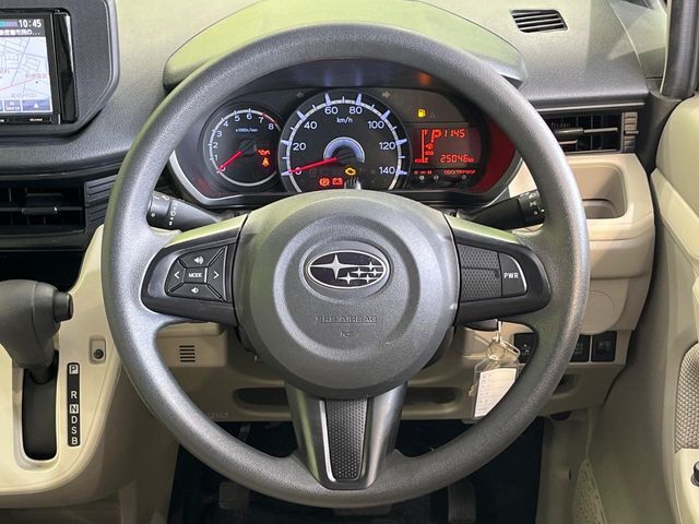 インテリアに合わせたデザインのステアリングは、運転される方のことも考え、運転しやすい形状、大きさです。是非一度、実際に触ってお確かめください。