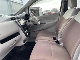 【助手席】きれいな助手席なので家族や友だちに乗ってもらっても安心です！新品のフロアマットのご注文も可能です。掲載箇所以外にご希望の写真がございましたらお気軽にお問い合わせ下さい。