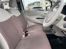 【運転席】座り心地が良いシートなので長時間の運転でも快適にお過ごしいただけます。新品のフロアマットのご注文も可能です。掲載箇所以外にご希望の写真がございましたらお気軽にお問い合わせ下さい。