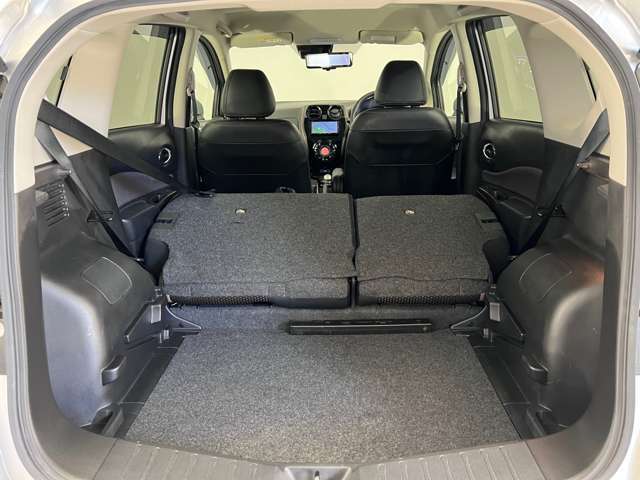 【多彩なシートアレンジ】背もたれを倒すとより多くの荷物を乗せることができます。
