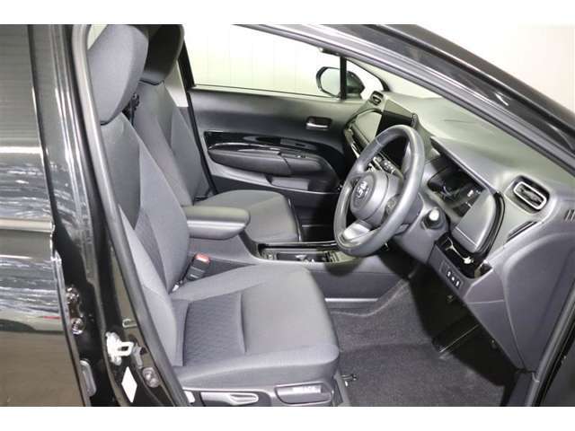 運転席に座った感覚は一番重要ですよね。シートの座り心地や前方の視界、車内空間…是非ご来店頂き実際に座って触って体感して下さい。