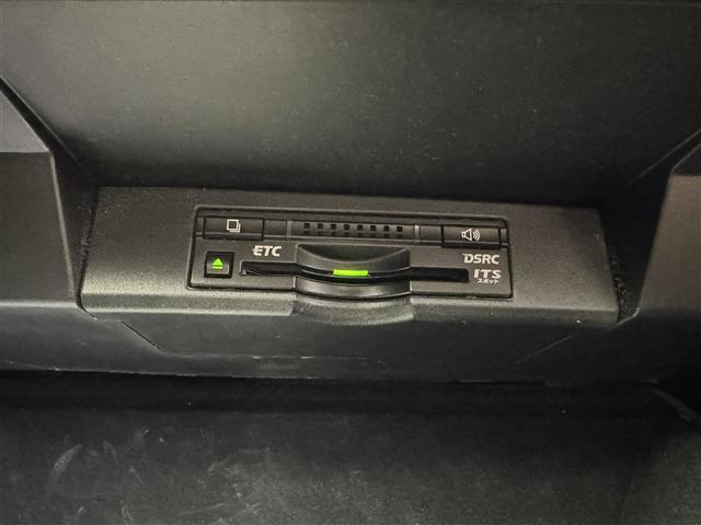 【ETC】有料道路を利用する際に料金所で停止することなく通過できる、ETC車載器（ノンストップ自動料金収受システム機器）が装備されています。セットアップを行うことで利用可能になります。