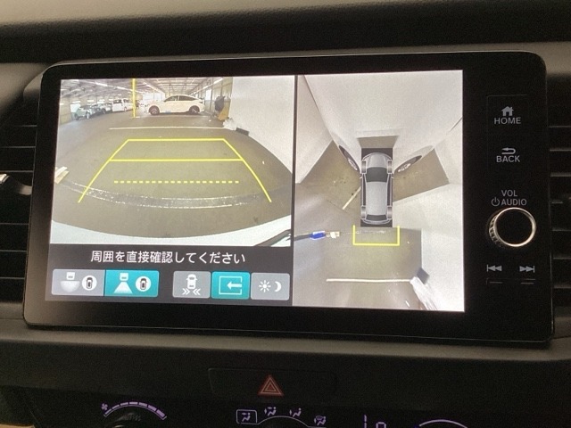 バックギアに入れますとご覧のような画像に自動的に切り替わります。車庫入れ時に役立ちます。