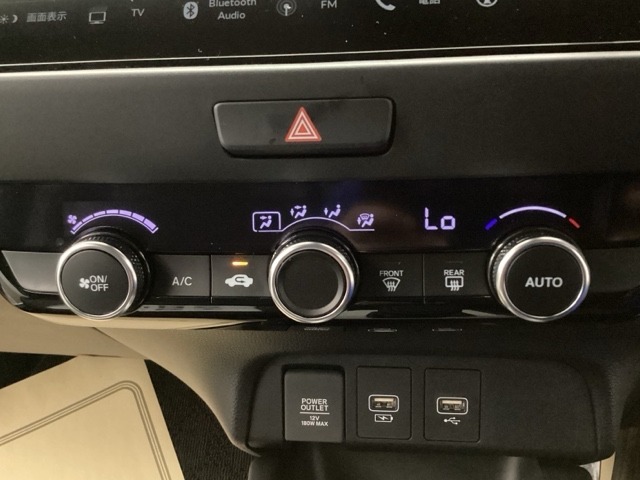 オートエアコンで、毎日のドライブを快適に。温度、風量を自動で調整し、理想的な車内環境を提供します。