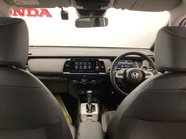 フロントガラスが大きく、ワイドな視界で運転もしやすくなるように設定されています。