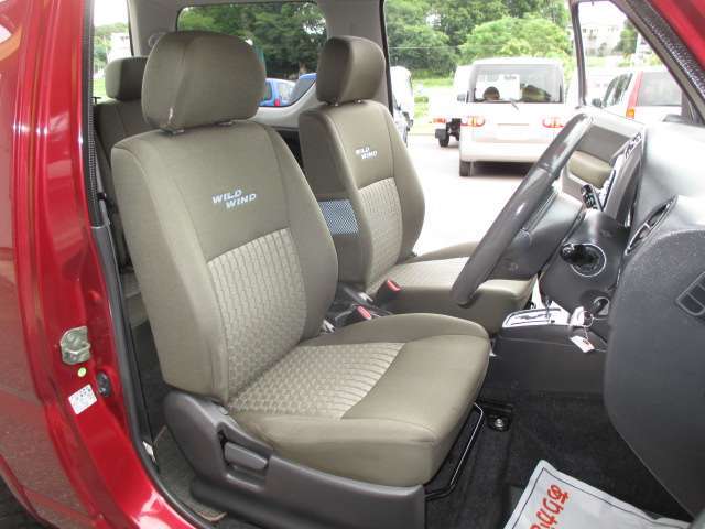 運転席のみシートヒーター付きです