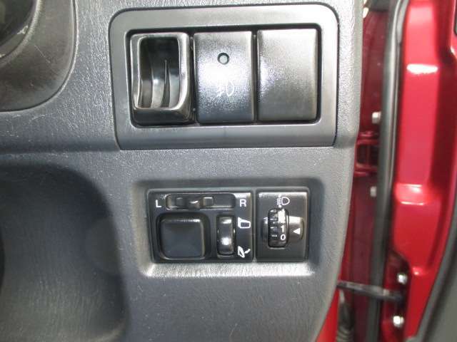 電動格納ミラー、ヘッドライトレベライザー付きです