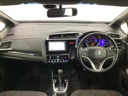 車内は光触媒抗菌消臭施工済です。インパネ周りはスタイリッシュなデザインです。グローブボックスやカップホルダーのほかにトレーなどたくさんの収納スペースが付いています。