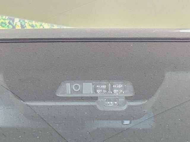 【三菱e-Assist】走行中に前方の車両等を認識し、衝突しそうな時は警報とブレーキで衝突回避と被害軽減をアシスト。より安全にドライブをお楽しみいただけます。