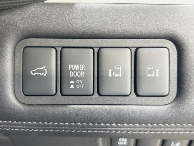 【両側パワースライドドア】スマートキーや運転席のスイッチで後席両側スライドドアの開閉が可能♪電動だから力を入れてドアを開ける必要が無く、小さなお子様でも簡単に開け閉めでき快適です♪