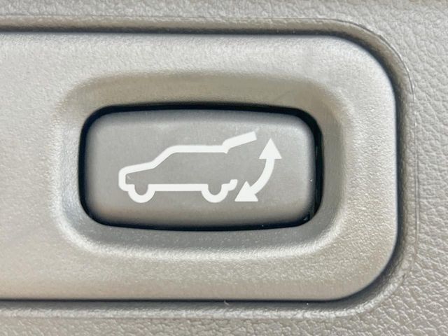 【パワーバックドア】スマートキーや運転席のボタンを押すだけでリアゲートが自動で開閉します！荷物を持っている時や、高い位置にあるバックドアを閉める際に便利な機能です♪