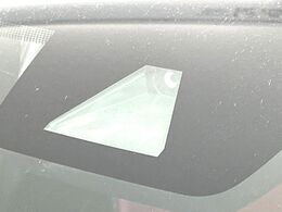 【プリクラッシュセーフティ】前方の車両等を検知し、衝突しそうな時は警報で注意を促し、ブレーキを踏む力をサポート。ブレーキを踏めなかった場合は衝突被害軽減ブレーキが作動、衝突回避をサポートします。